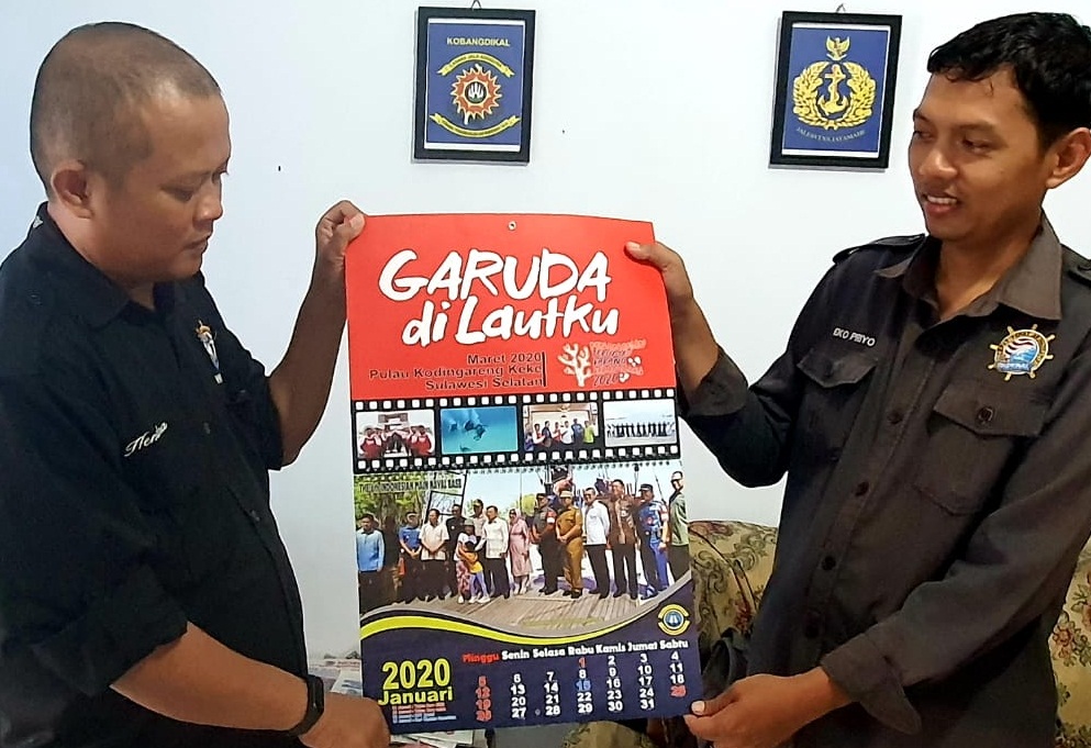 Lantamal VI Bagikan Kalender Tahun 2020 ke Personel