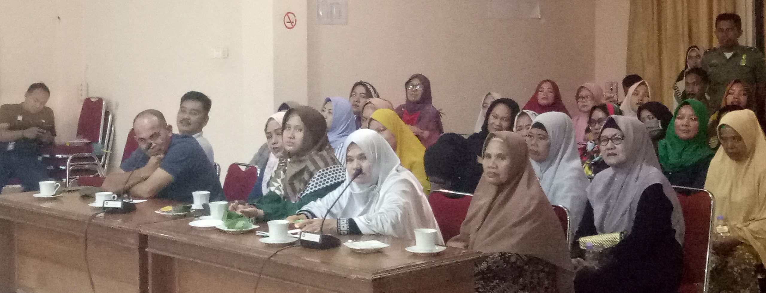 Puluhan Pedagang Pakaian Sentral Enrekang Datangi DPRD