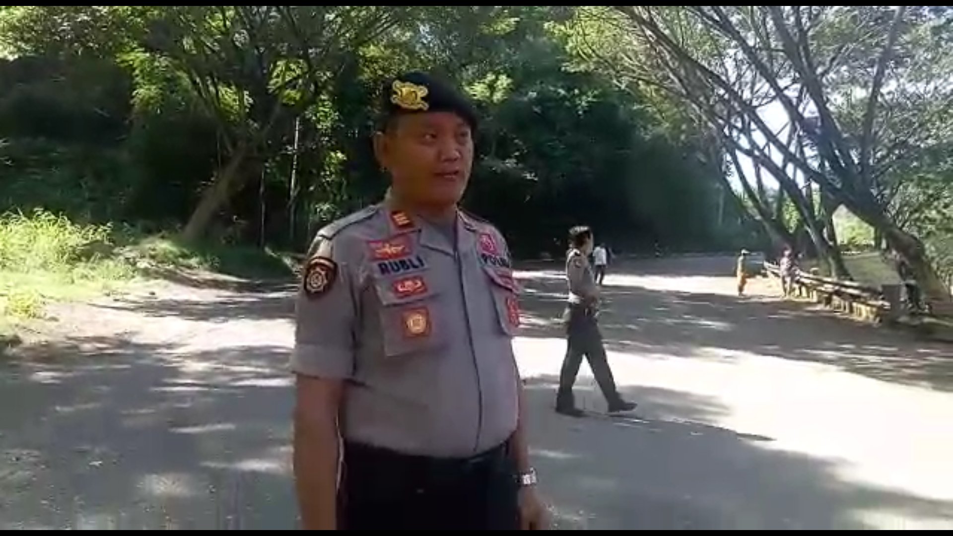 Begini Aksi Tebang Pohon Polres Enrekang