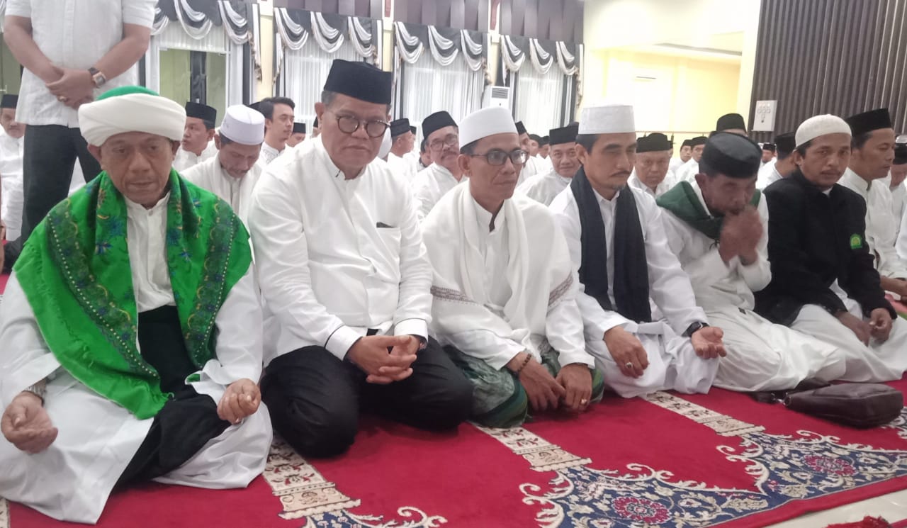 Rektor dan Civitas Akademika UNM Tutup Tahun Dengan Dzikir