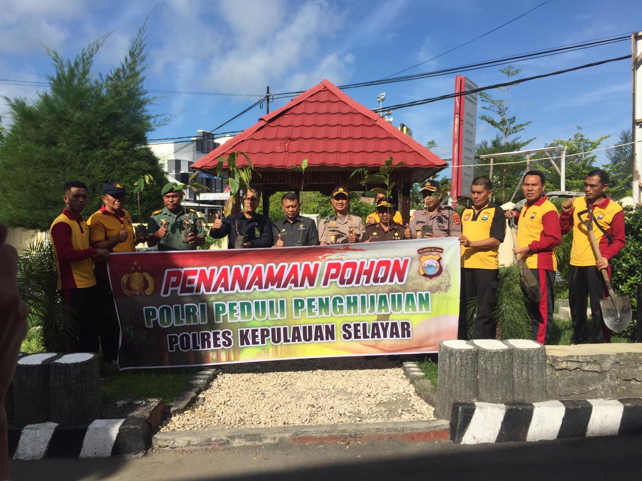 Forkopimda Ikut Tanam Pohon di Mako Polres Kepulauan Selayar