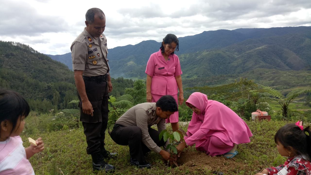 Polsek Rongkong Tanam Buah-buahan di Gunung