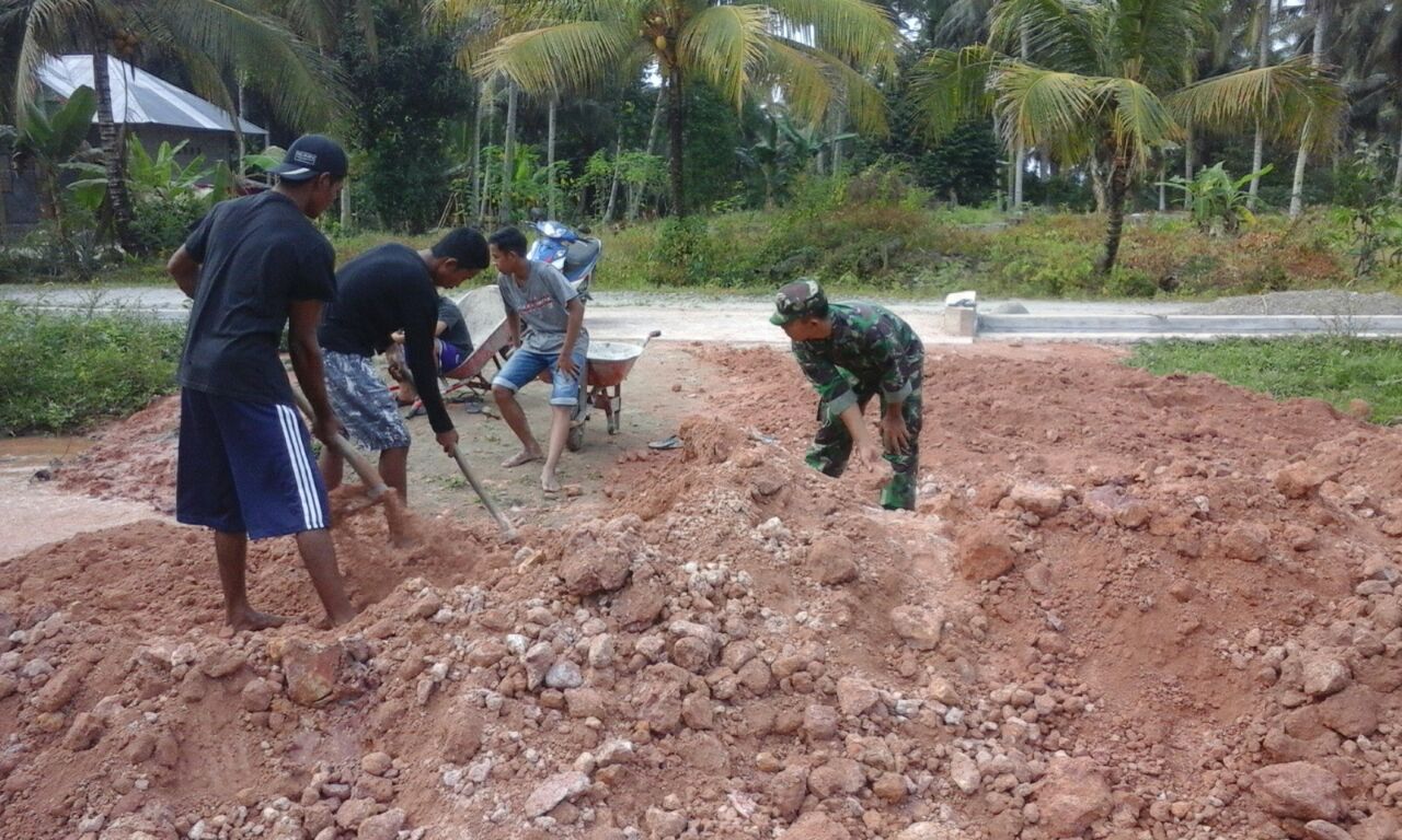 Babinsa Sukamukti Bersama Warga Ratakan Jalan Tani