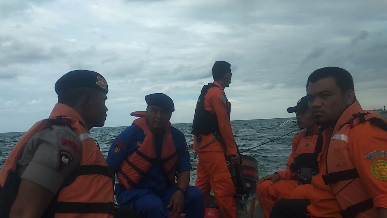 Gabungan Brimob Bone Berhasil Selamatkan Lima Nelayan