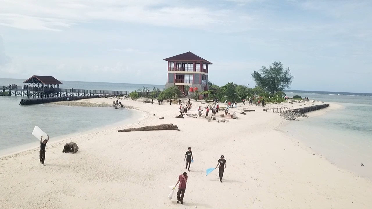 Bersih-Bersih Pantai, Bikin Kodingareng  Keke Kinclong