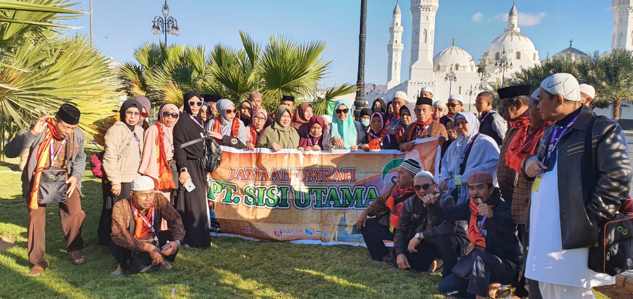 Jamaah Umrah Sisi Tour Shalat di Masjid Quba