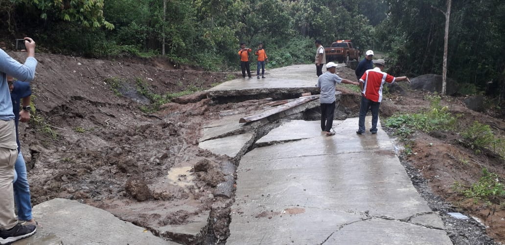 Wakil Bupati Enrekang Datangi Jalan Putus di Desa Tapong