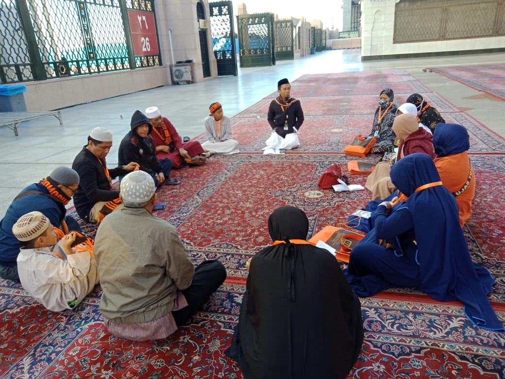 Grup 122 Ujas Tour Review Manasik Umrah di Pelataran Masjid
