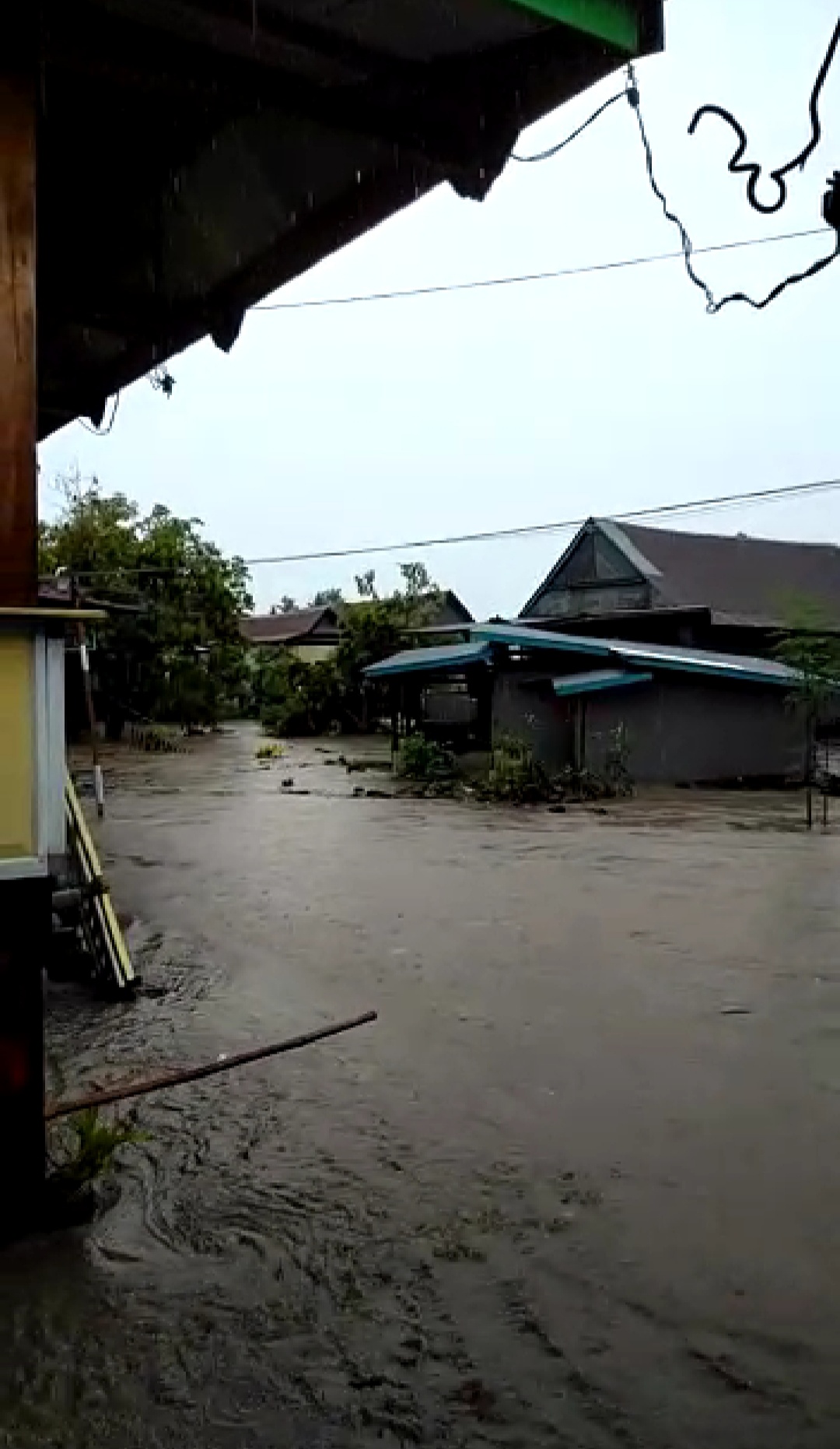 Rumahnya Terseret Arus, Pemiliknya Lompat Selamatkan Diri