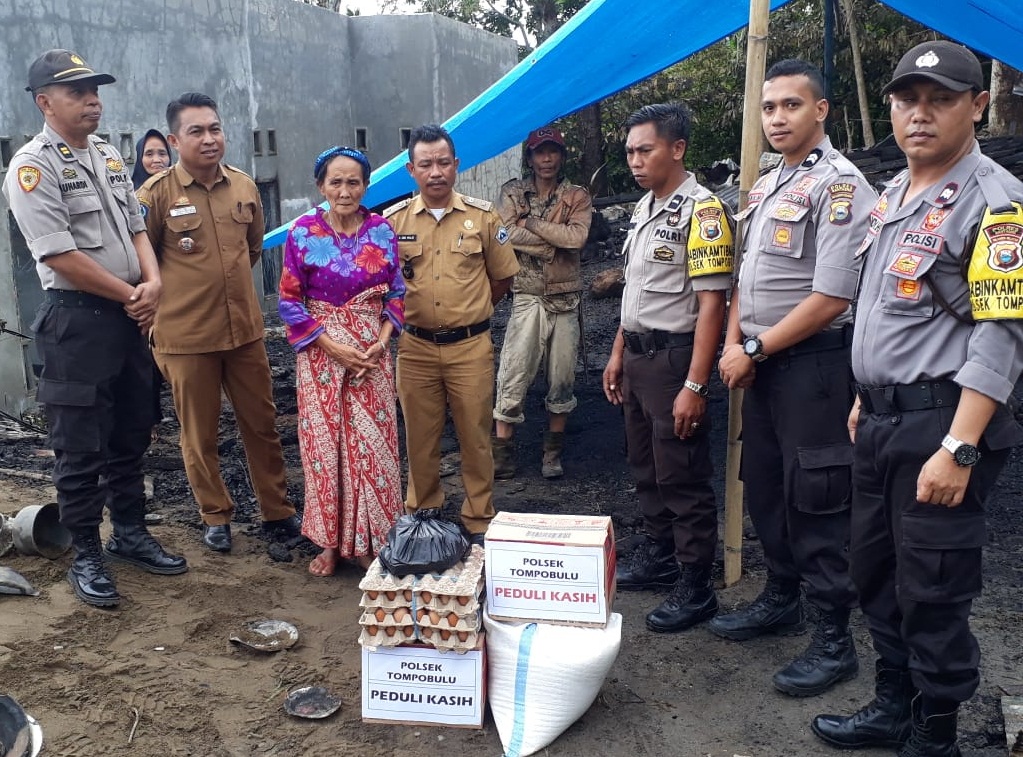 Kapolsek Tompobulu Trauma Healing Korban Kebakaran