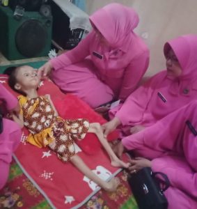 Ketua Bhayangkari Cabang Bantaeng Sambangi Pengidap Hidrocepalus