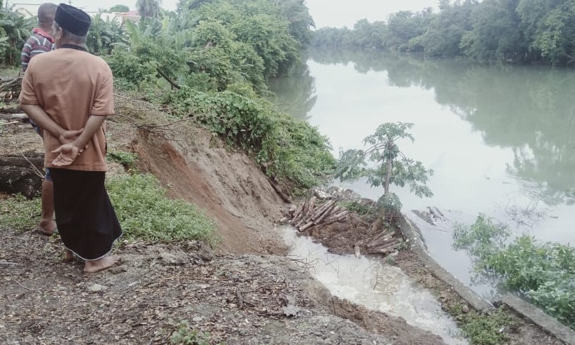 Bantaran Sungai Pangkajene Longsor