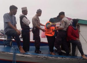 Polsek Paotere Sosialisasi Penggunaan Jaket Pelampung ke Masyarakat Pulau