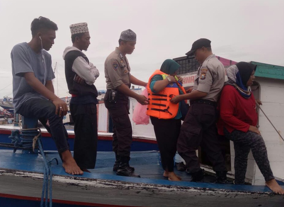Polsek Paotere Sosialisasi Penggunaan Jaket Pelampung ke Masyarakat Pulau