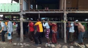 Pindah Rumah,"Pak Bhabin" Bantu Warga Angkat Rumah