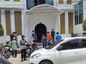 Tekan Kejahatan, Polwan Polres Pelabuhan Amankan Masjid Saat Salat Jumat