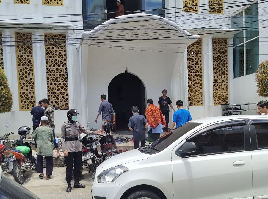 Tekan Kejahatan, Polwan Polres Pelabuhan Amankan Masjid Saat Salat Jumat