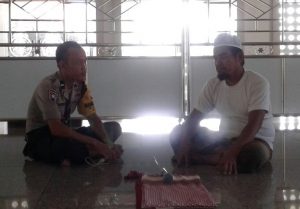 Jalin Sinergitas, Bhabinkamtibmas Totaka Silaturahmi Pengurus Masjid