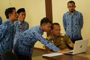 Daftar Perdana, Bupati Luwu Ajak Masyarakat Sukseskan Sensus Penduduk Online Tahun 2020