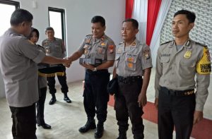 Wakapolres Serahkan Megaphone ke Bhabinkamtibmas