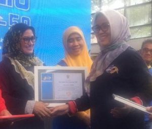 Bupati Lutra Terima Penghargaan I Am Sospol Award dari Unhas