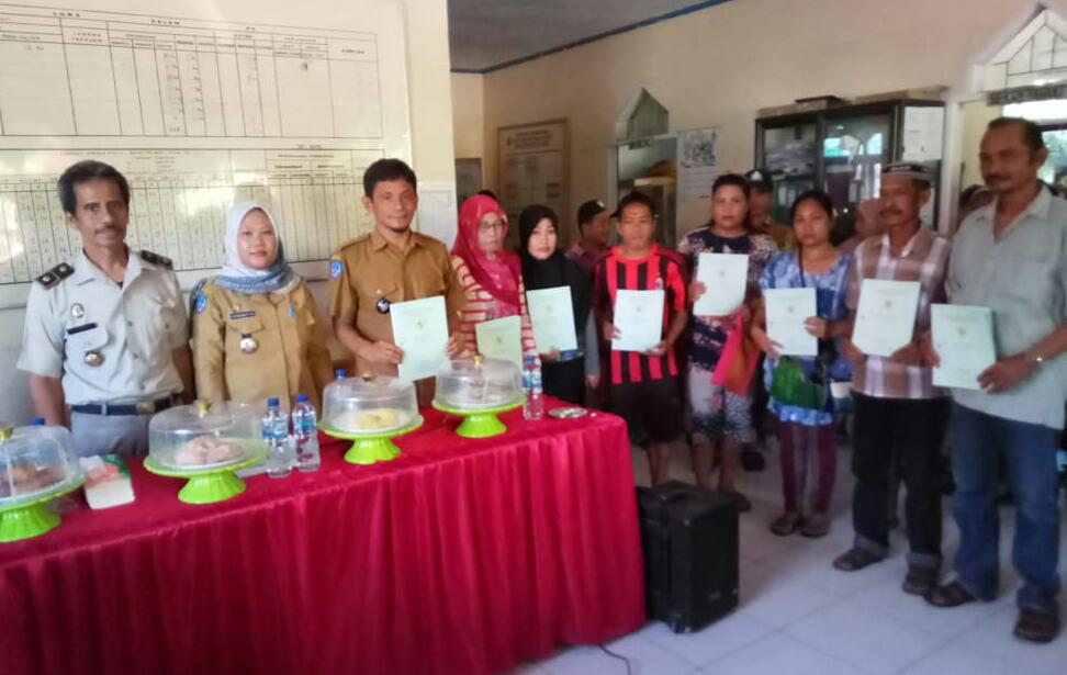 Warga Desa Terpedo Jaya Terima 400 Sertifikat Tanah dari BPN Lutra