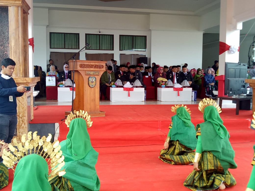 Wagub Sulsel Disambut Tari Paddupa pada Peringatan HUT Kota Belopa ke-14