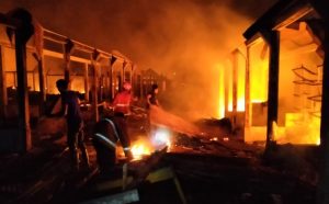 Pasar Baraka Hangus Terbakar, Pedagang Selamatkan Barang di Jalan Raya