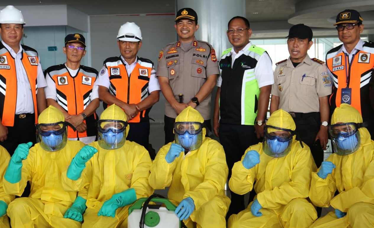 Petugas Pelabuhan Soeta Simulasi Penanganan Virus Corona Pada Penumpang Kapal