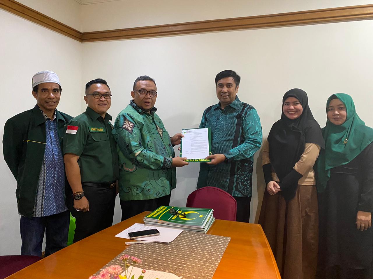 Terima SK, Chaidir - Suhartina Kunci Usungan PBB