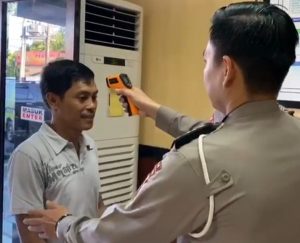 Cegah Penularan Corona, Samsat Makassar 1 Cek Suhu Badan Masyarakat Wajib Pajak