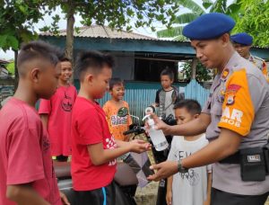 Cegah Covid-19 Usia Dini, Personel Batalyon C Pelopor Brimob Ajarkan Cuci Tangan yang Baik