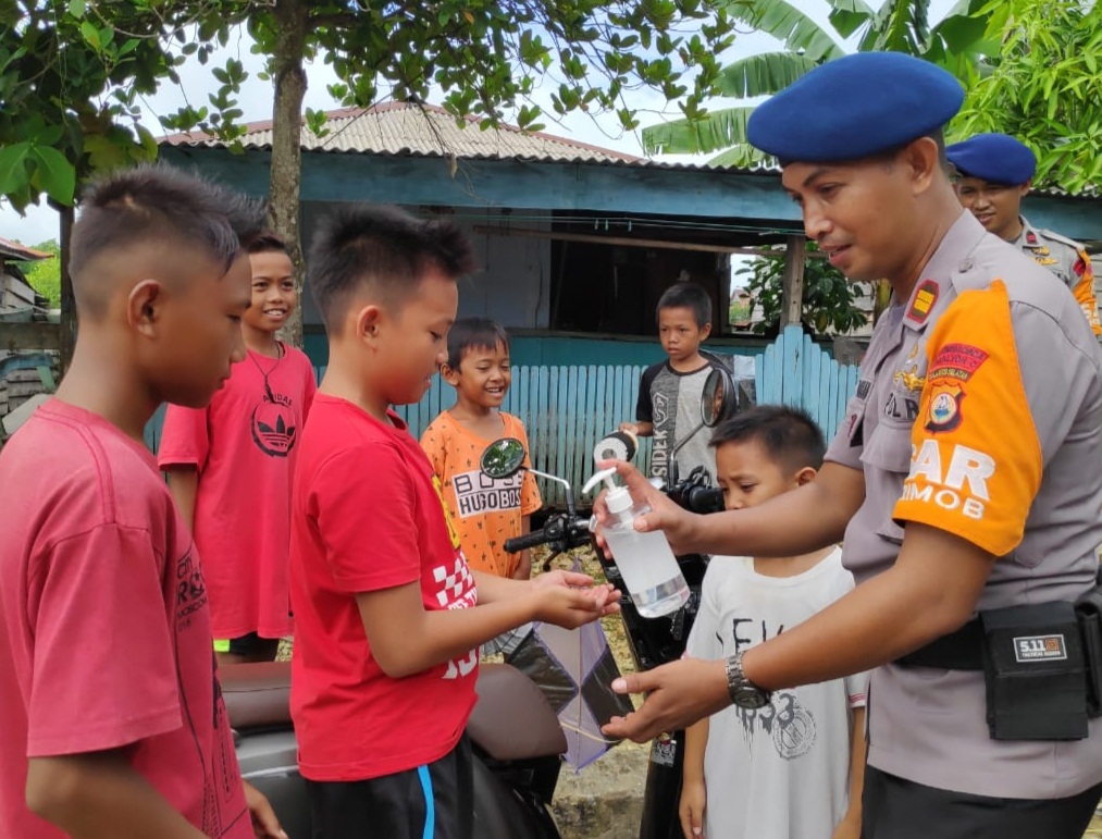 Cegah Covid-19 Usia Dini, Personel Batalyon C Pelopor Brimob Ajarkan Cuci Tangan yang Baik