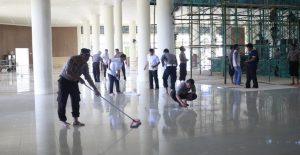 18.3 foto banta kapolres mes Polres Bantaeng Kerja Bakti, Bersihkan Masjid