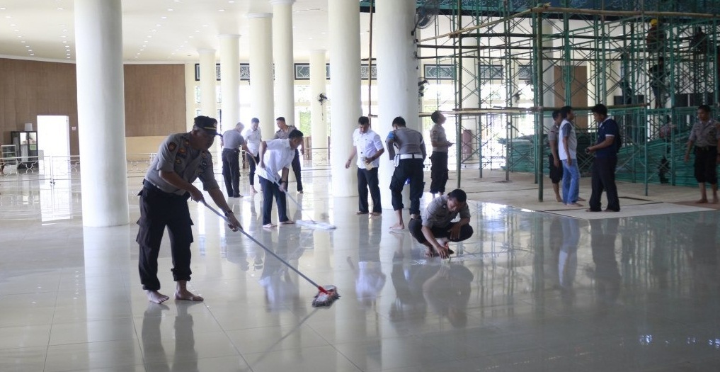 Polres Bantaeng Kerja Bakti, Bersihkan Masjid