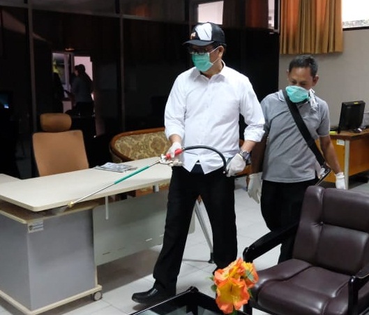 Cegah Penularan Virus Corona, Sejumlah SKPD Gowa Disemprot Disinfektan