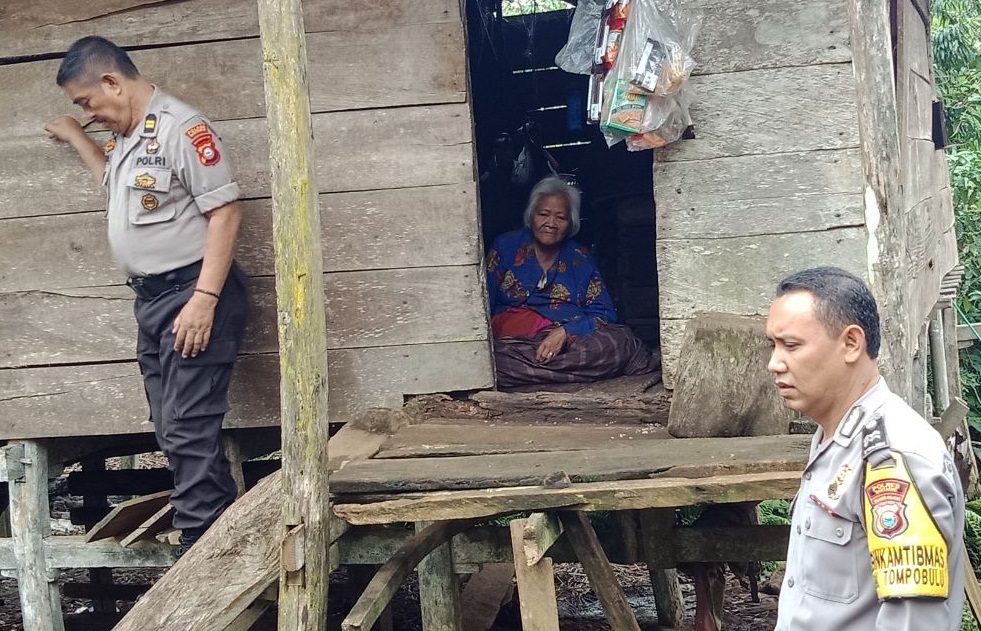 Wakapolsek Tompobulu Polres Bantaeng Bantu Warga Miskin