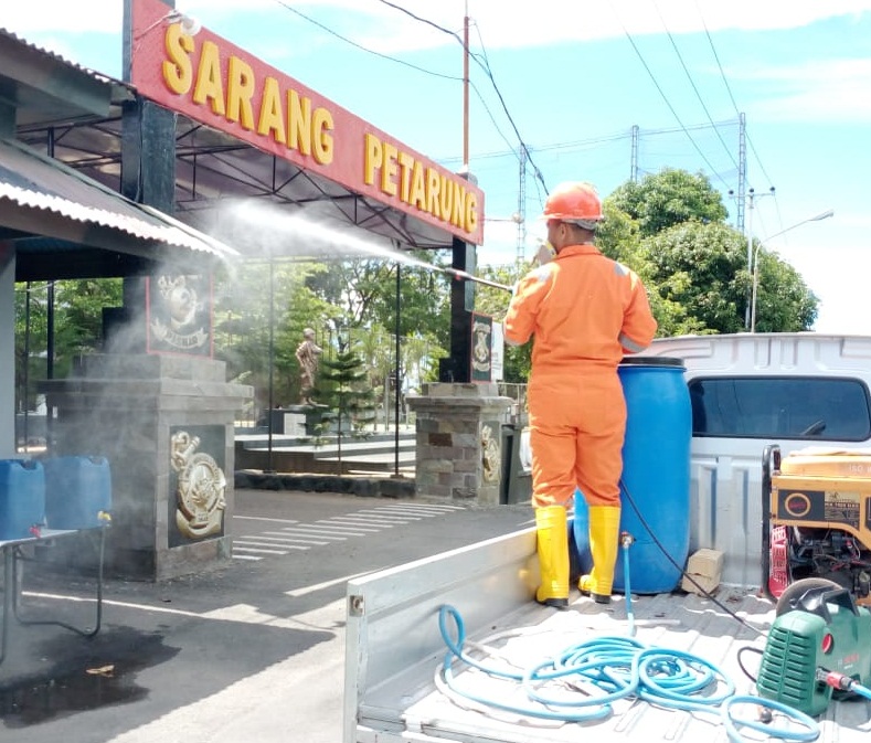 Satgas Covid-19 Semprot Desinfektan di Mako Lantamal VI dan Kapal Perang