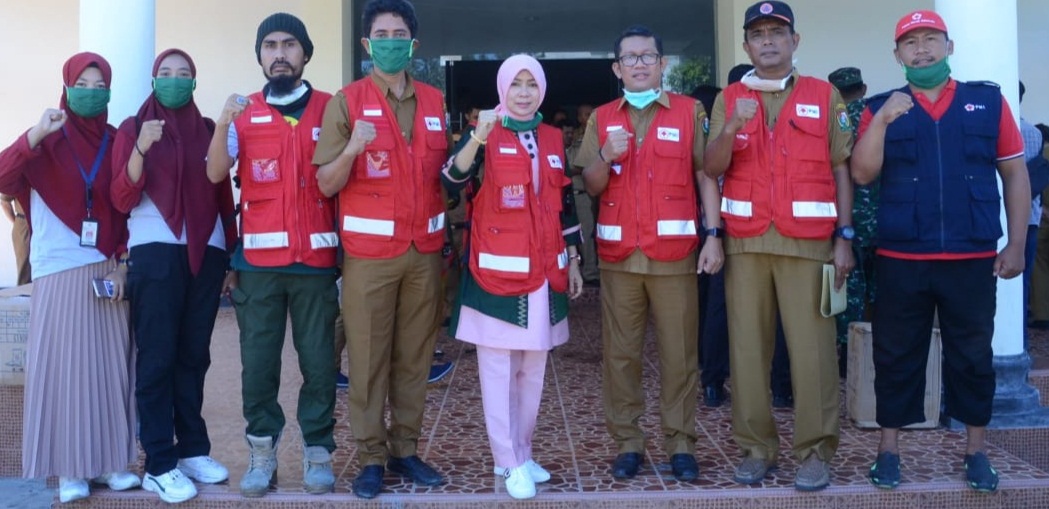Cegah Penyebaran Corona, PMI Majene Bagi 1.000 Masker Gratis