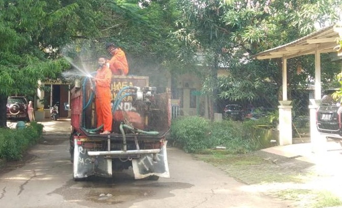 Bukit Baruga dan Bugis Waterpark Disemprot Disinfektan