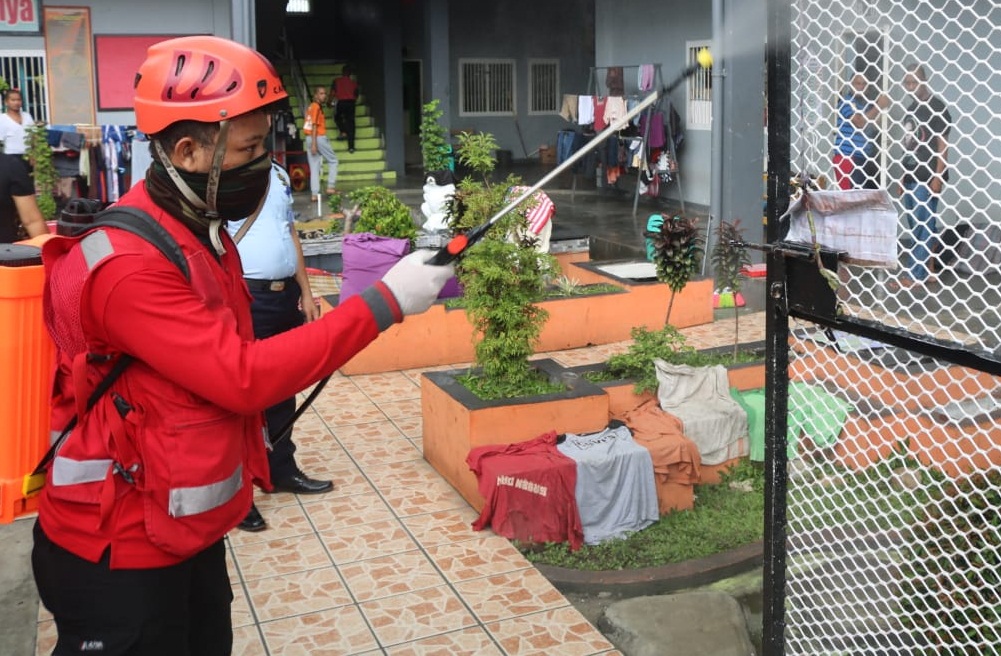Cegah Penyebaran Virus Corona, PMI - Dinkes Semprotkan Disinfektan Lapas Narkotika