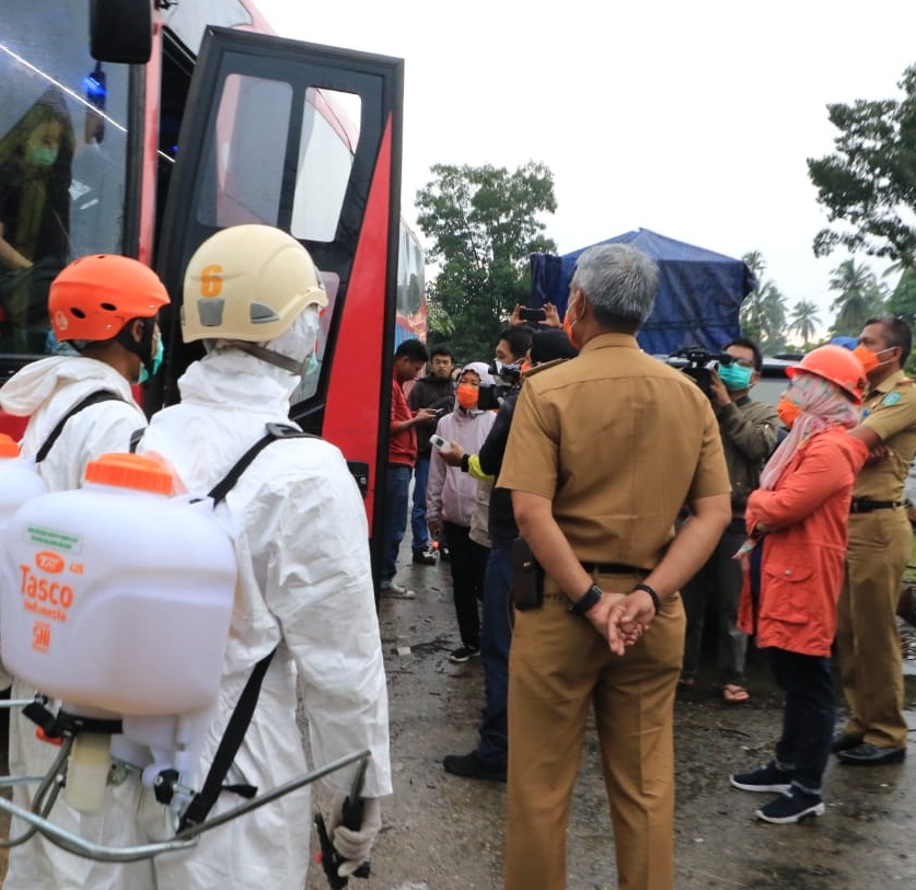 Bupati Pantau Penyemprotan Kendaraan di Perbatasan Lutra-Lutim