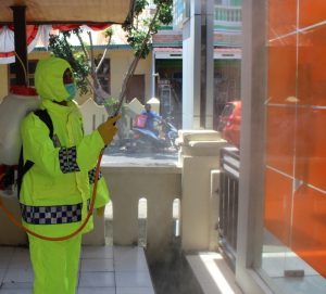 Cegah Penyebaran Covid -19, Polres Selayar Disemprot Cairan Disinfektan