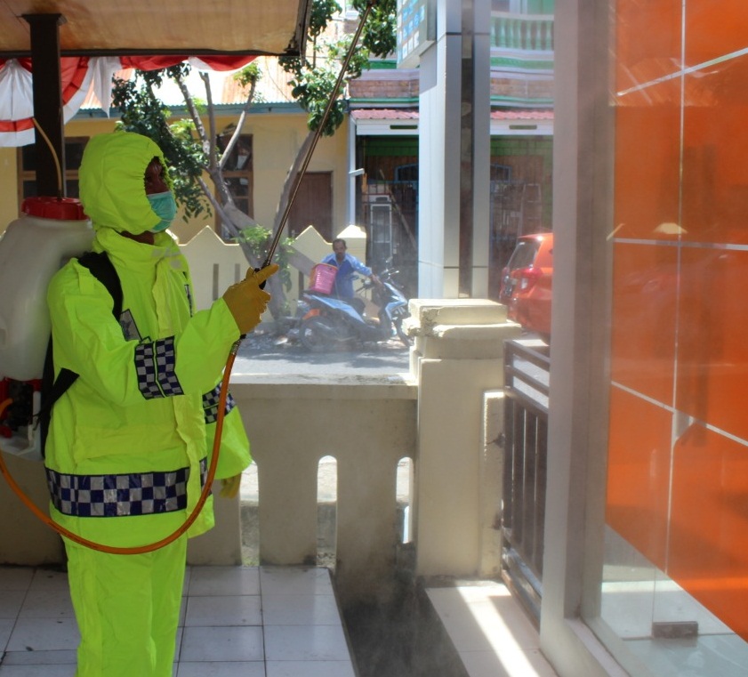 Cegah Penyebaran Covid -19, Polres Selayar Disemprot Cairan Disinfektan