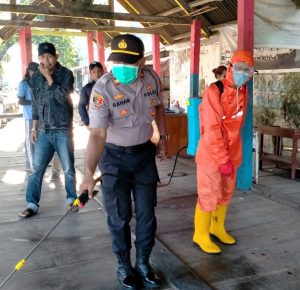 Antisipasi Penyebaran Covid-19 di Pulau, Dermaga dan Kapal Penyeberangan Kayu Bangkoa Disemprot