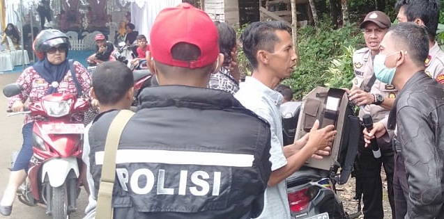 Kapolsek Ermes Polres Bantaeng Bubarkan Pesta Resepsi Pernikahan