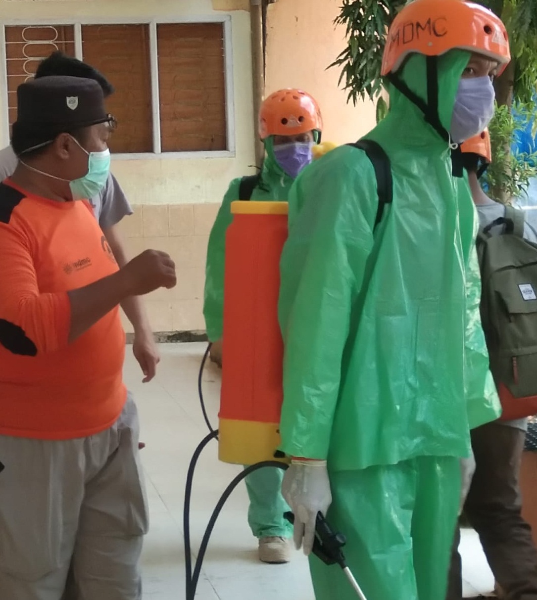 Cegah Wabah Covid 19, MDMC Makassar Semprot Disenfektan di Amal Usaha Muhammadiyah