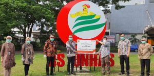 26.3 foto pemda serahkan Lawan Covid-19, BNI Makassar Serahkan Bantuan APD ke RSP Unhas