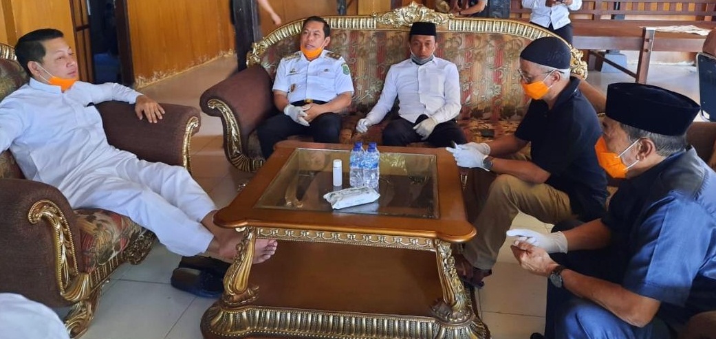 Ipar RMS Meninggal, Wabup Sidrap Melayat, RMS Bagi Desinfektan