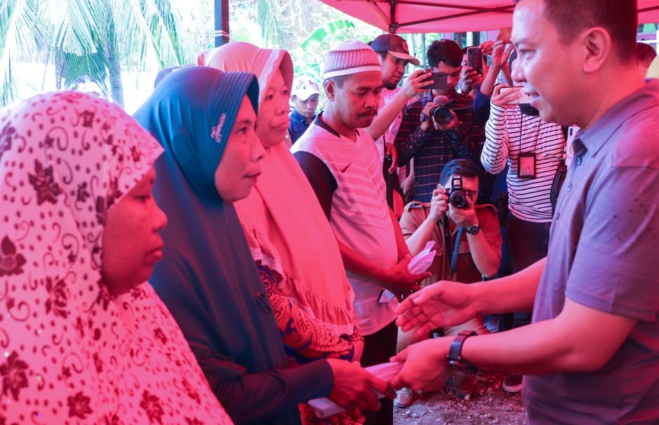 Bupati Selayar Bantu Korban Kebakaran di Dusun Patori